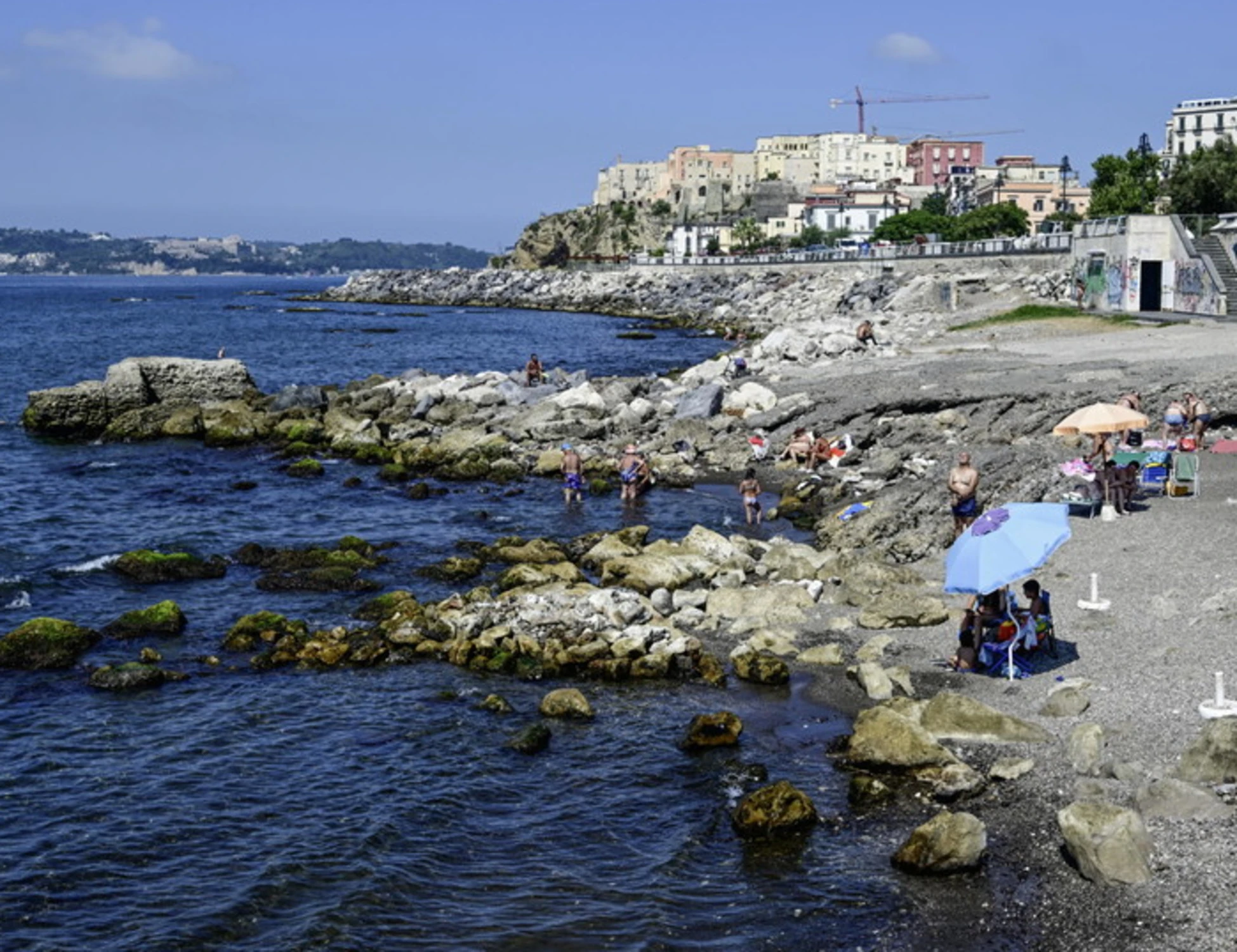 Pozzuoli, agghiacciante in spiaggia: il massacro, come riducono un uomo