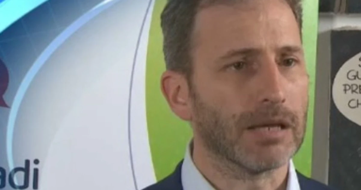Rai, svista al Tg1:  Davide Casaleggio parla, ma dietro a lui spunta proprio questo sfondo: imbarazzante coincidenza?