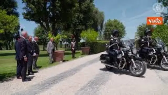 Leggi l'articolo: Meloni 'saluta' il cane Briciola, mascotte dei Carabinieri
