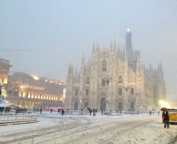 Tutto il Nord sotto la neve Fiocchi a Milano, bufera a Genova