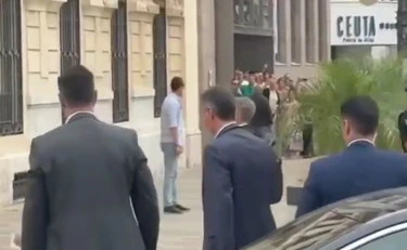 Ceuta nel caos, arriva Pedro Sanchez: accolto a insulti. Poi la spara: "Colpa delle mafie"