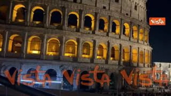 Via Crucis, 30mila fedeli al Colosseo