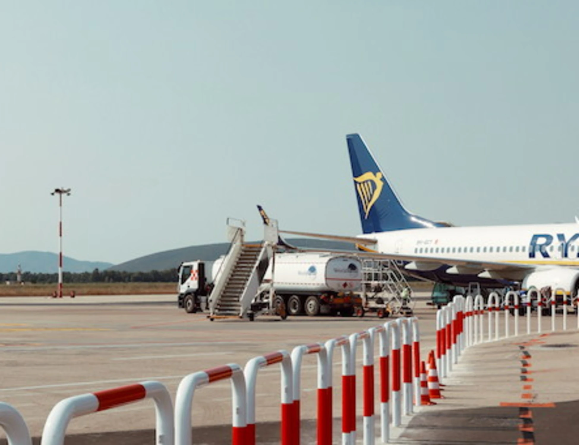 Treviso, volo in overbooking: la moglie non sale. Il marito impazzisce: finisce male
