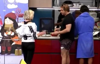Grande Fratello Vip, Antonella Elia simula la spinta di Patrick: il video che la incastra e smonta il caso