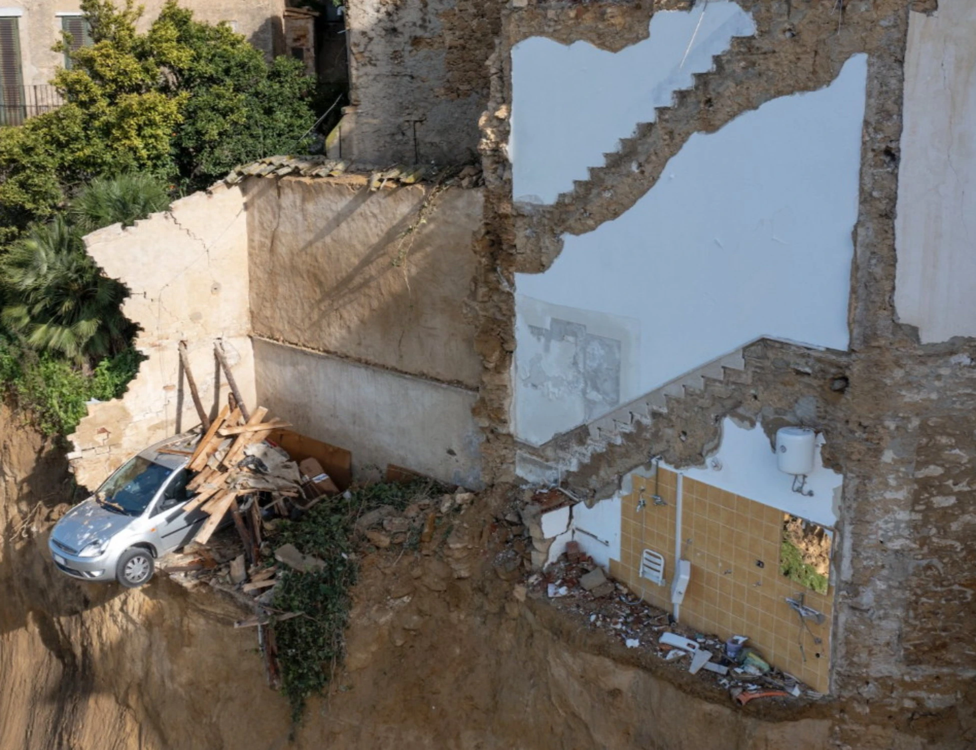 Niscemi, crolla una palazzina di tre piani: ci sono altri edifici in bilico