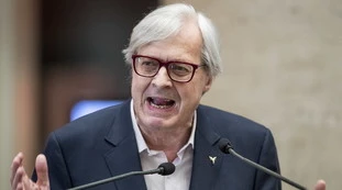 Vittorio Sgarbi inchioda (ancora) Roberto Benigni: &quot;Doppio plagio nell&apos;omaggio alla moglie, chi ha scopiazzato&quot;