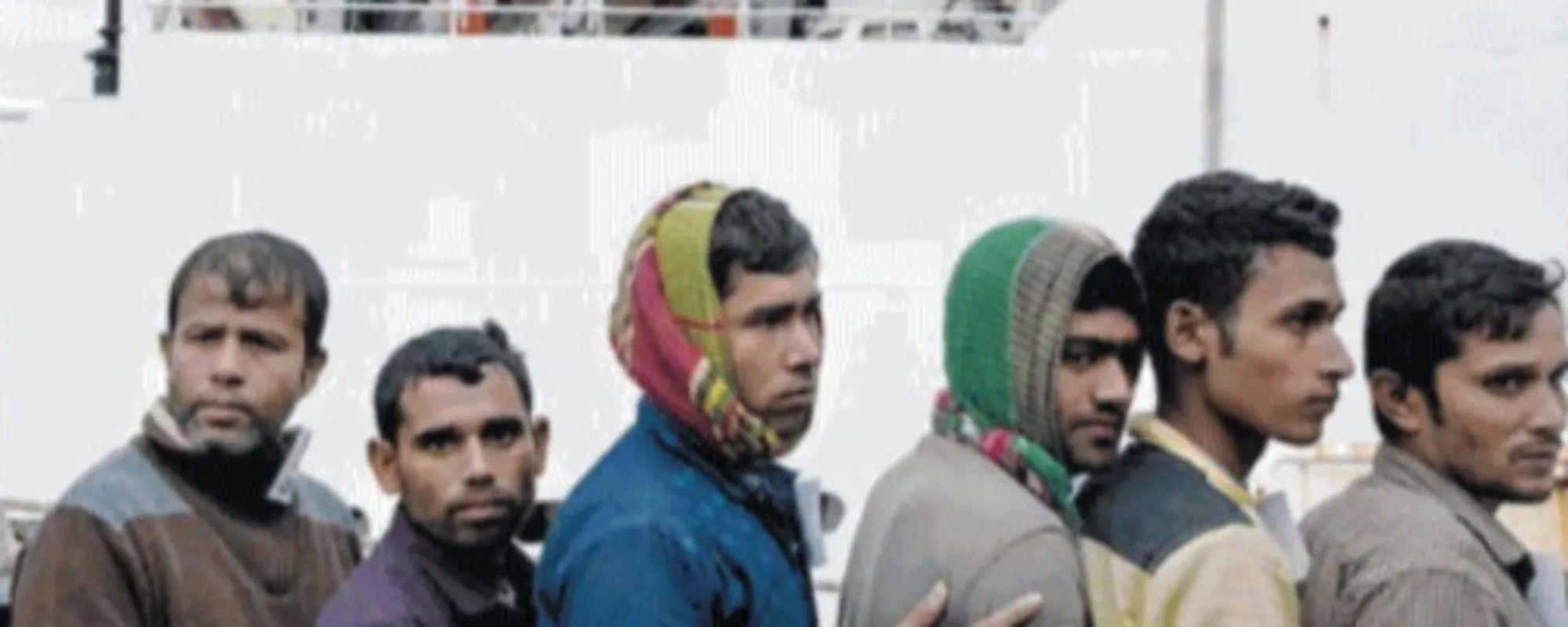 Minacce, aggressioni, islam e la "tassa" da 20 euro: il pericolo bengalese scuote l'Italia