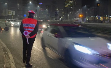 Bologna, scatena il caos e travolge 2 carabinieri col monopattino. Ma il tunisino è già libero...