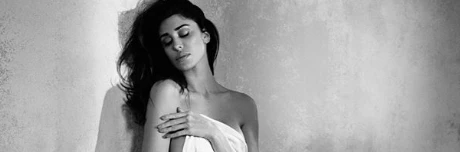 Belen Rodriguez vicinissima al nudo integrale: prova a coprirsi ma non ci riesce. La foto da censura