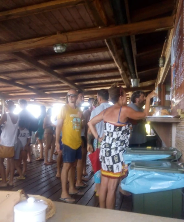 Francesco Totti fa la fila al ristorante della spiaggia: la giornalista vip lo paparazza, apriti cielo