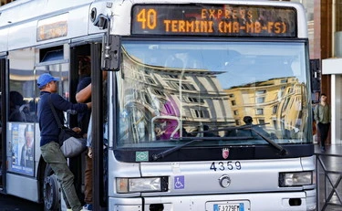 Molestata in strada. Ma ci sono 2 operai: per le belve finisce male