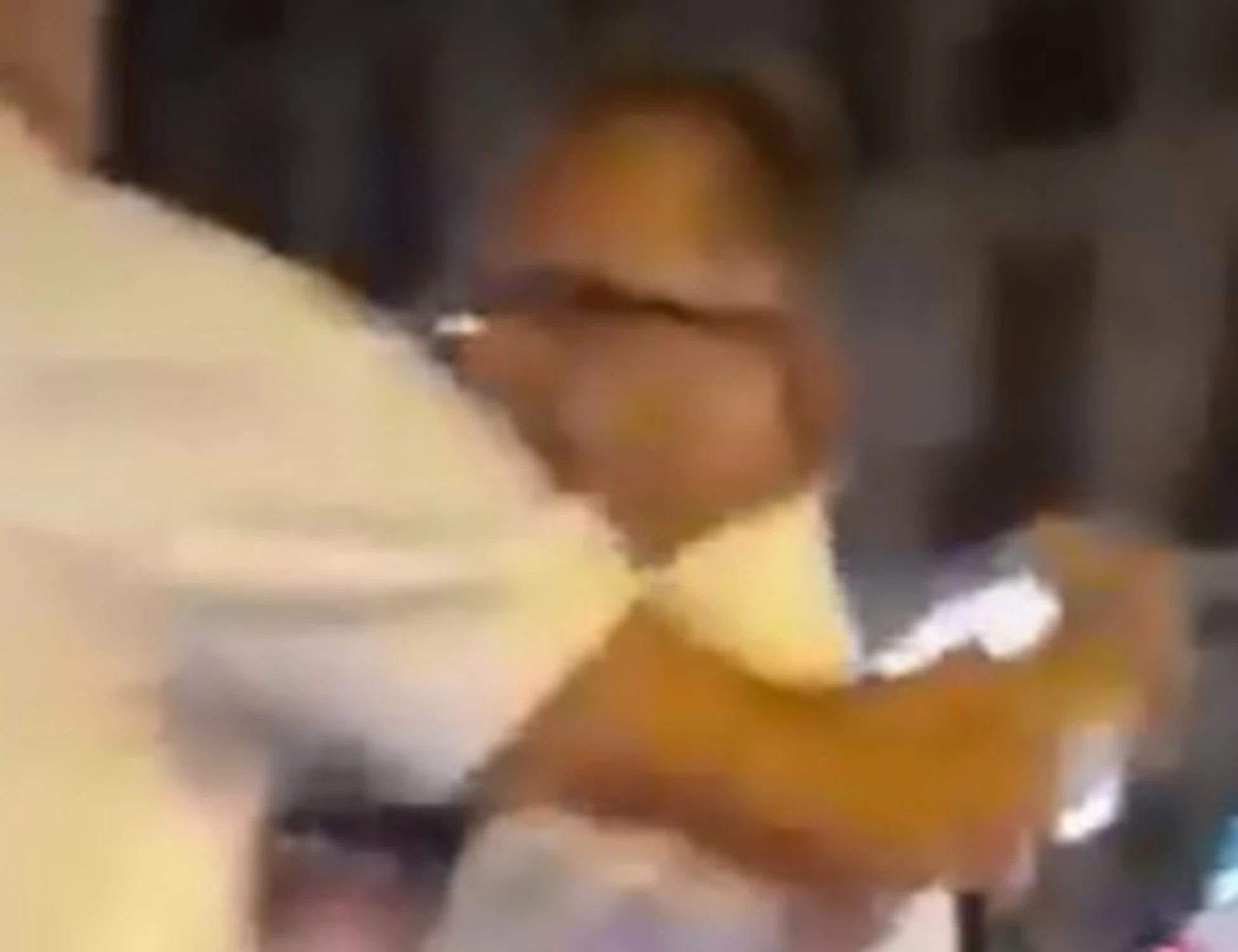 Borrelli, il deputato di Avs pestato dal branco: "Energumeni abusivi"