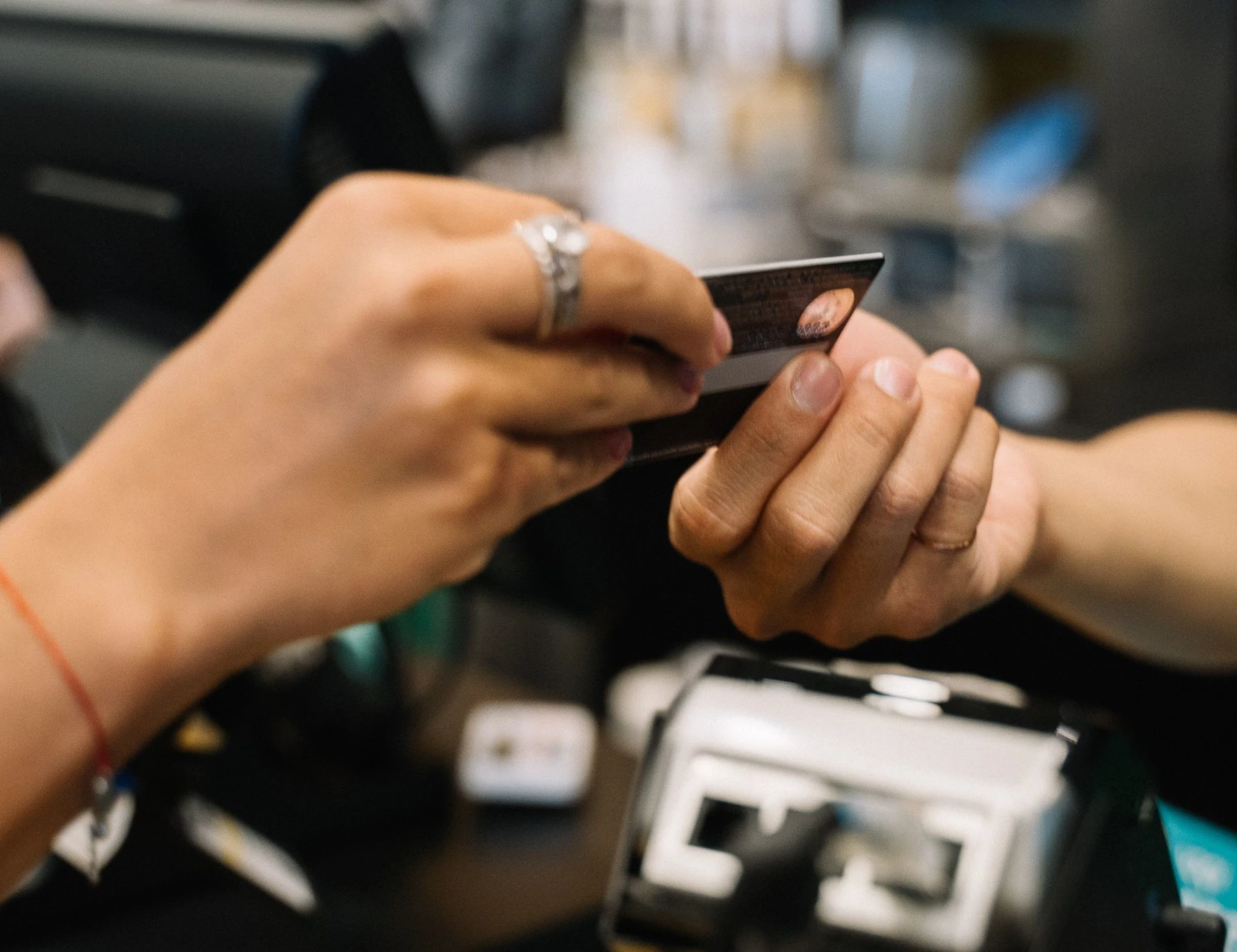 Bologna, lavora in un negozio e ruba i dati delle carte di credito: oltre 300 transazioni, chi sono le vittime