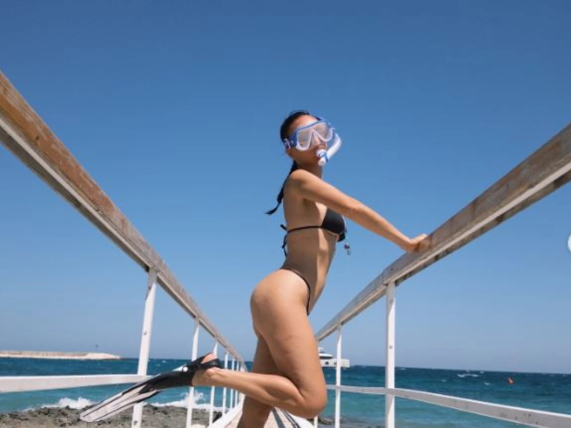 Arisa cancella la foto in topless e scoppia la polemica