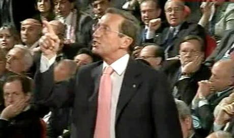 Tormentone Fini: spot elettorale con la sceneggiata "Che fai, mi cacci?"