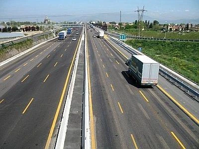 Auto giù dal cavalcavia sull'A1: tre morti e 8 feriti nel Parmense