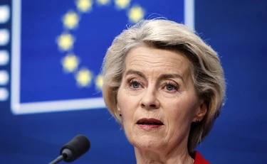 Medvedev-choc contro Von der Leyen: "Vecchia pazza da impiccare ai pinnoni delle bandiere Ue"