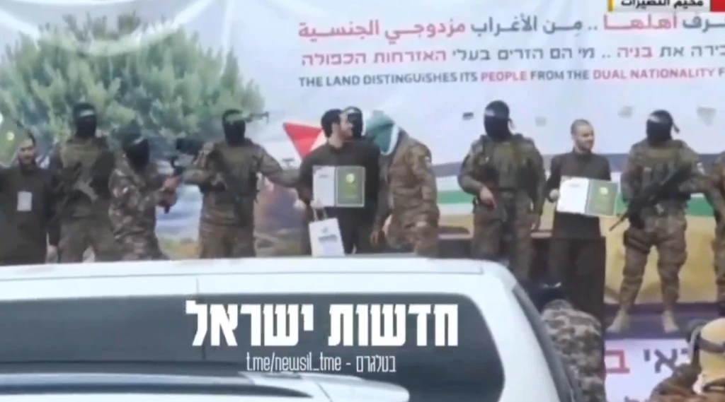 Hamas, l'ostaggio israeliano Omer bacia sul palco i suoi aguzzini palestinesi 