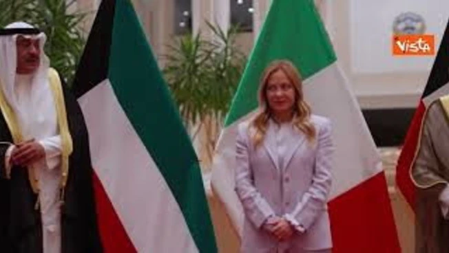 Meloni saluta Emiro del Kuwait Misha'al Al-Ahmad Al-Jaber Al Sabah e va via dal Bayan Palace