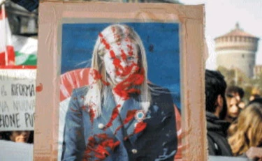 Propaganda a scuola, i racconti degli studenti: "Il prof mi chiama fascio" e le foto della Meloni strappate