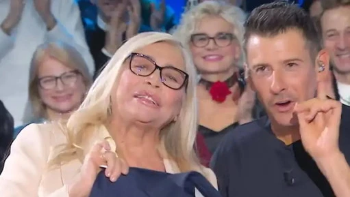 Domenica In, la stoccata di Mara Venier a Olly: "Francesco Gabbani si è tolto da solo la giacca"