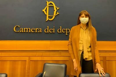 Coronavirus, deputata a Montecitorio con la mascherina