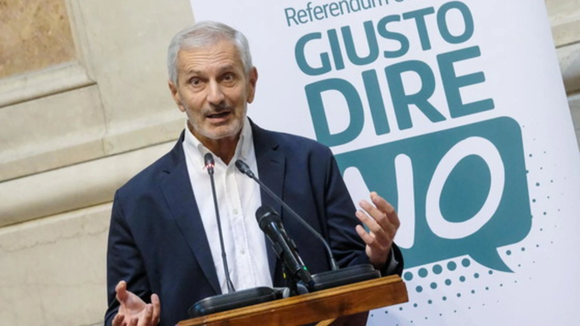 Referendum giustizia, Carofiglio scandaloso: "Se uno dice che i mafiosi votano sì…"