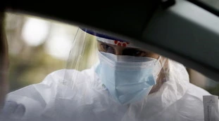 Coronavirus, si ammala due volte di Covid-19: l'insegnante 25enne di Roma che preoccupa i medici
