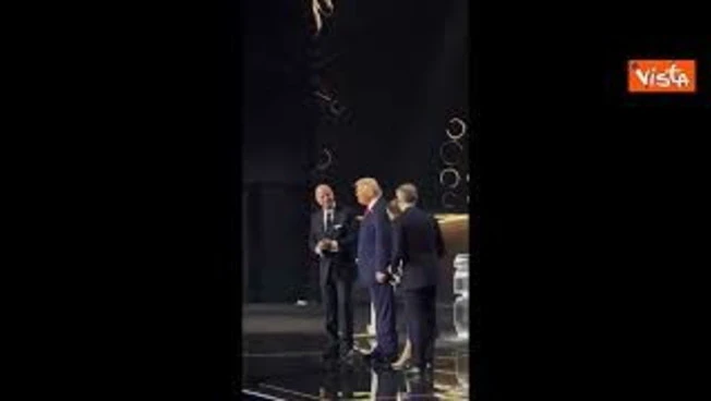 Il selfie di Infantino, Trump e i Presidenti di Canada e Messico ai sorteggi dei Mondiali Fifa 2026