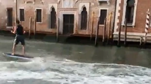 Venezia, fanno surf sul Canal Grande: beccati, chi sono