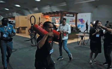 Al vertice sul clima vanno a fuoco i padiglioni