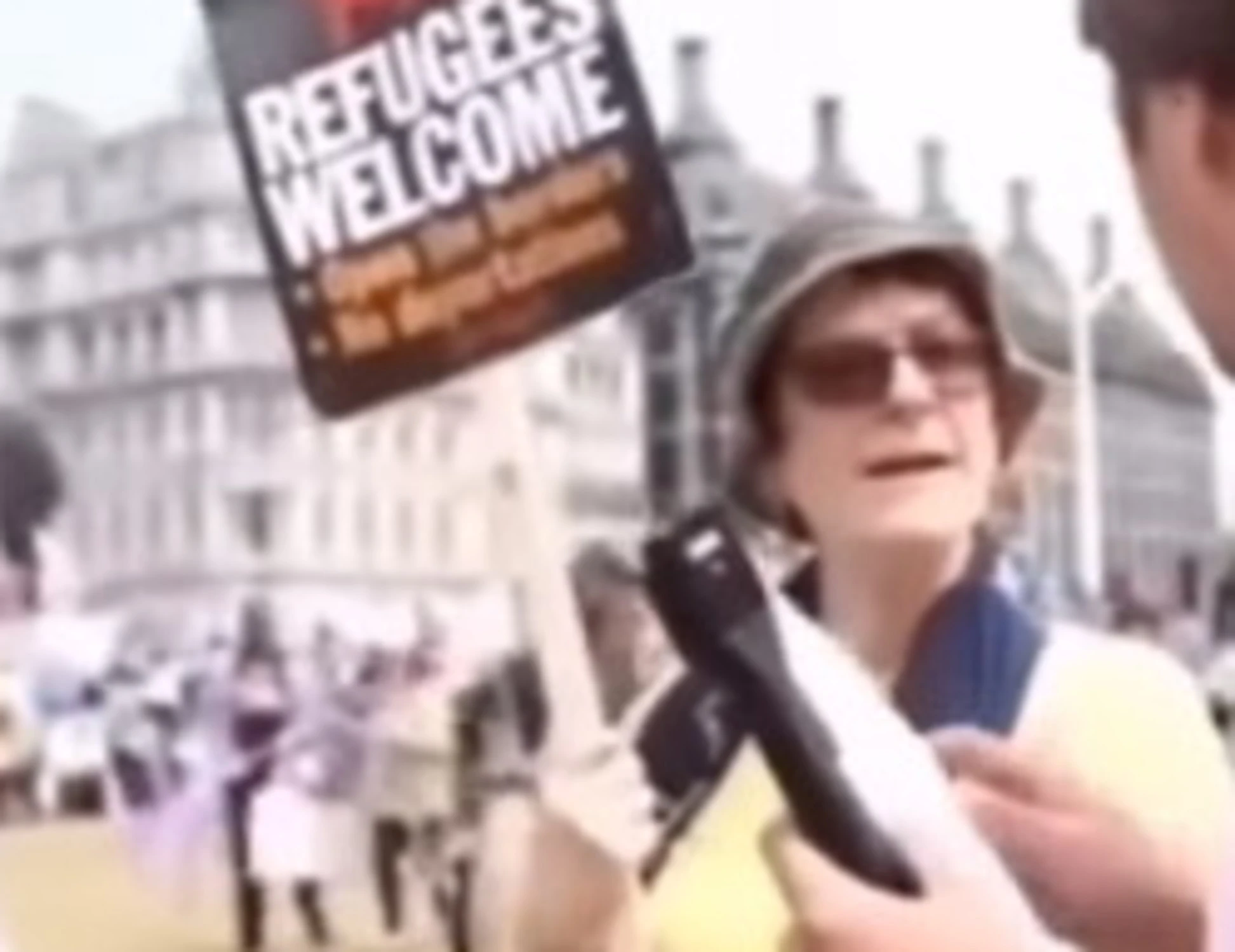 Al corteo pro-migranti: la domanda che imbarazza tutti