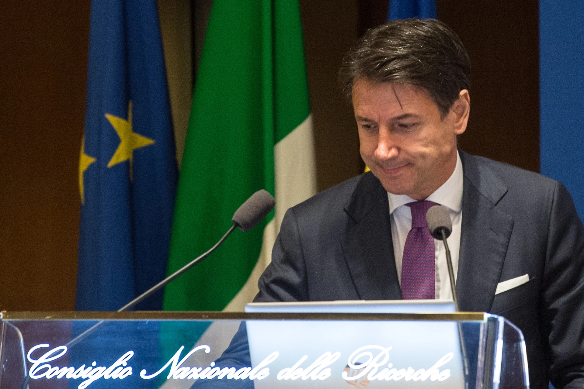 Giuseppe Conte, l'sms riservato al ministro Gualtieri nelle ore della manovra: "Altrimenti vado da solo"