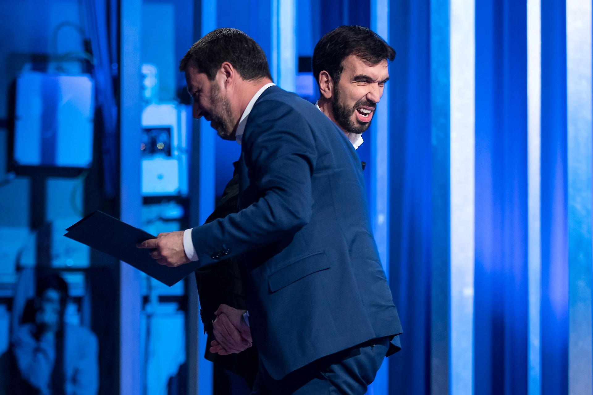 Matteo Salvini stringe la mano a Maurizio Martina: la smorfia di dolore del piddino