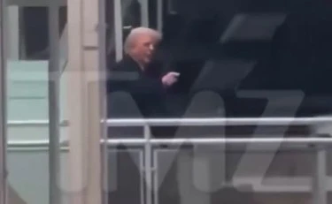 Donald Trump sbrocca con l'operaio: "Fott***!", poi dito medio