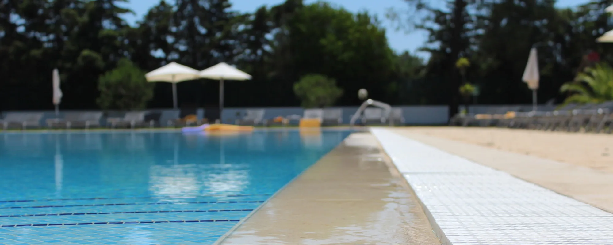 Il bagno in piscina e il dramma: "Cosa mi sta divorando l'occhio"