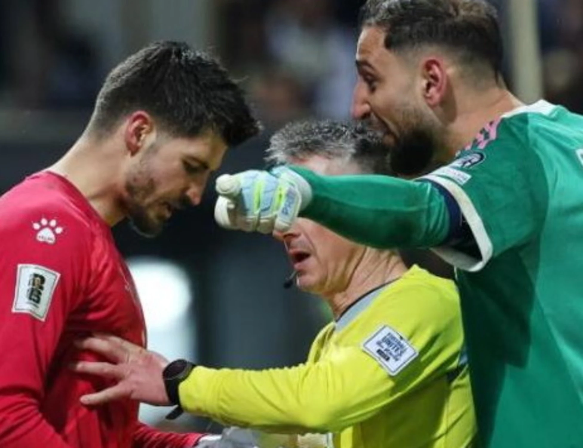 Bosnia-Italia, Donnarumma ruba gli appunti di Vasilj: rissa nei minuti finali