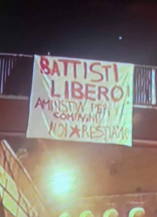 Cesare Battisti, lo striscione dei sinistri estremisti: "Amnistia per i compagni"