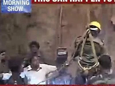 India, non ce l'ha fatta la bimba caduta nel pozzo. E' morta subito dopo il salvataggio