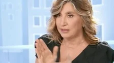 Enrico Mentana a L'aria che tira gela Myrta Merlino: "Una telefonata privata", bocca cucita sulla crisi e imbarazzo in studio