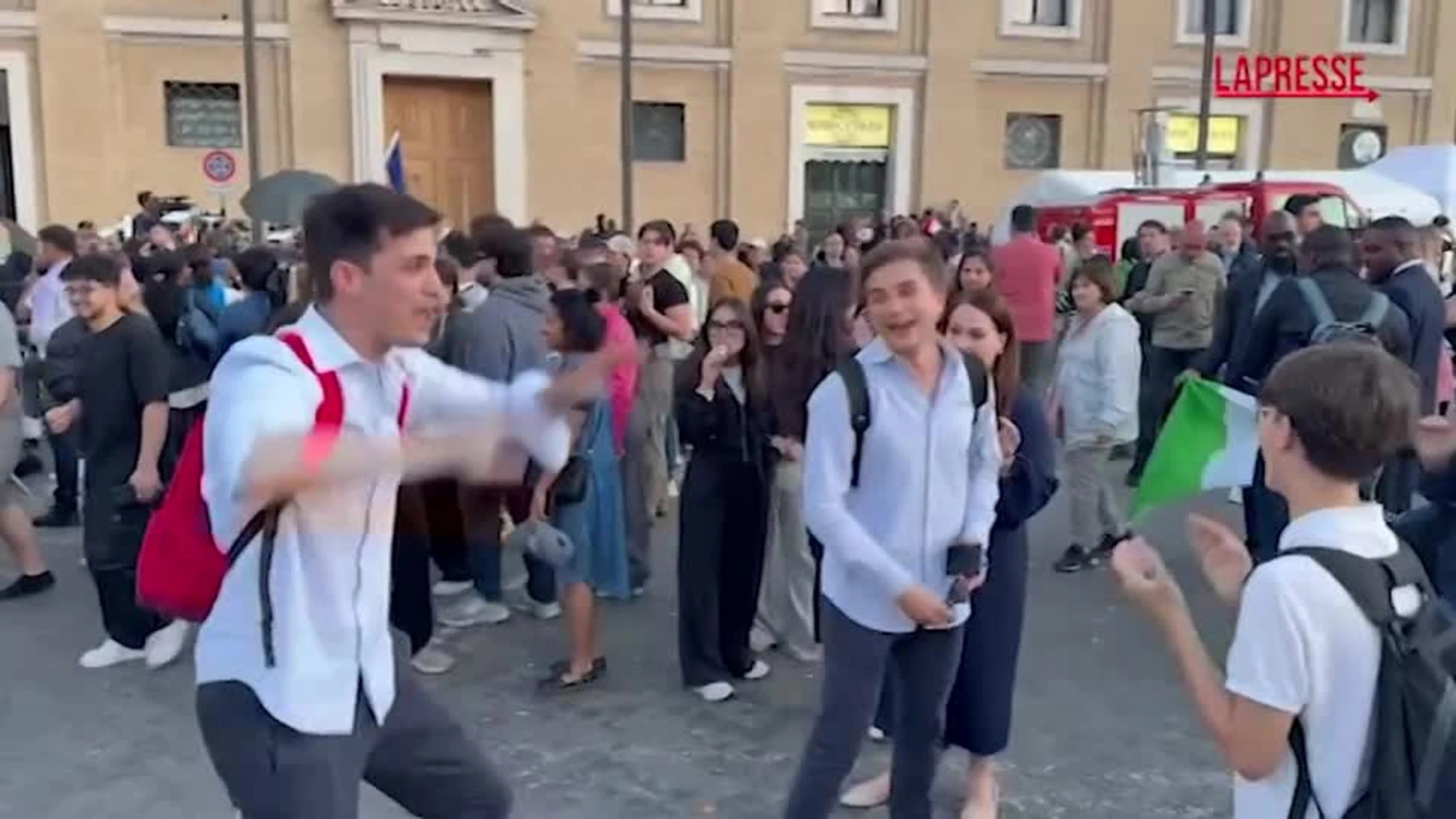 Papa Leone XIV, esplode la festa dei peruviani a San Pietro