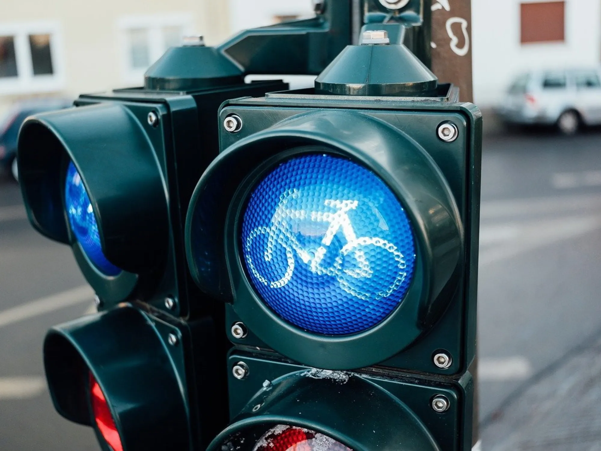 Chiede di riavere la bici, ma il ladro gli stacca un dito