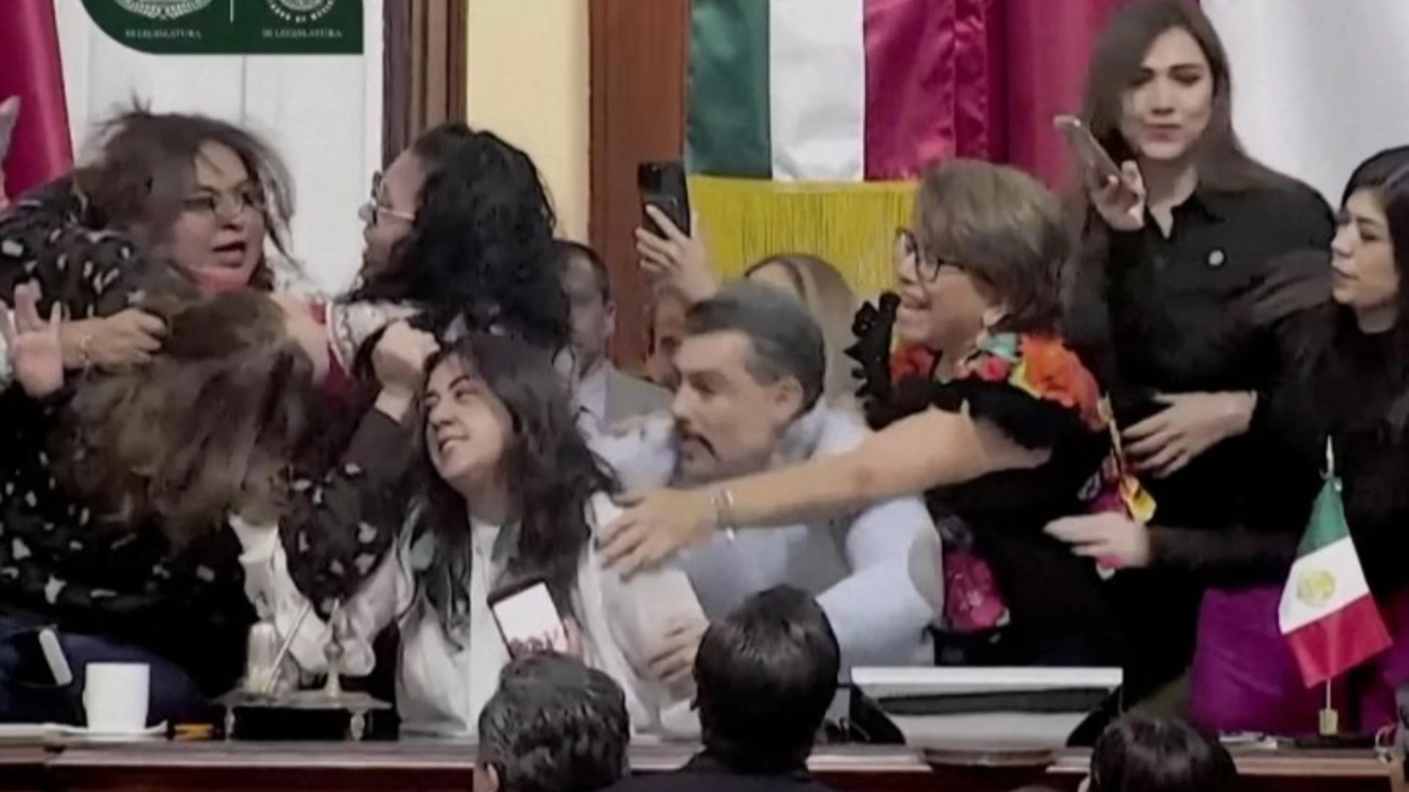 Messico, brutale rissa in Aula: le deputate si strappano i capelli