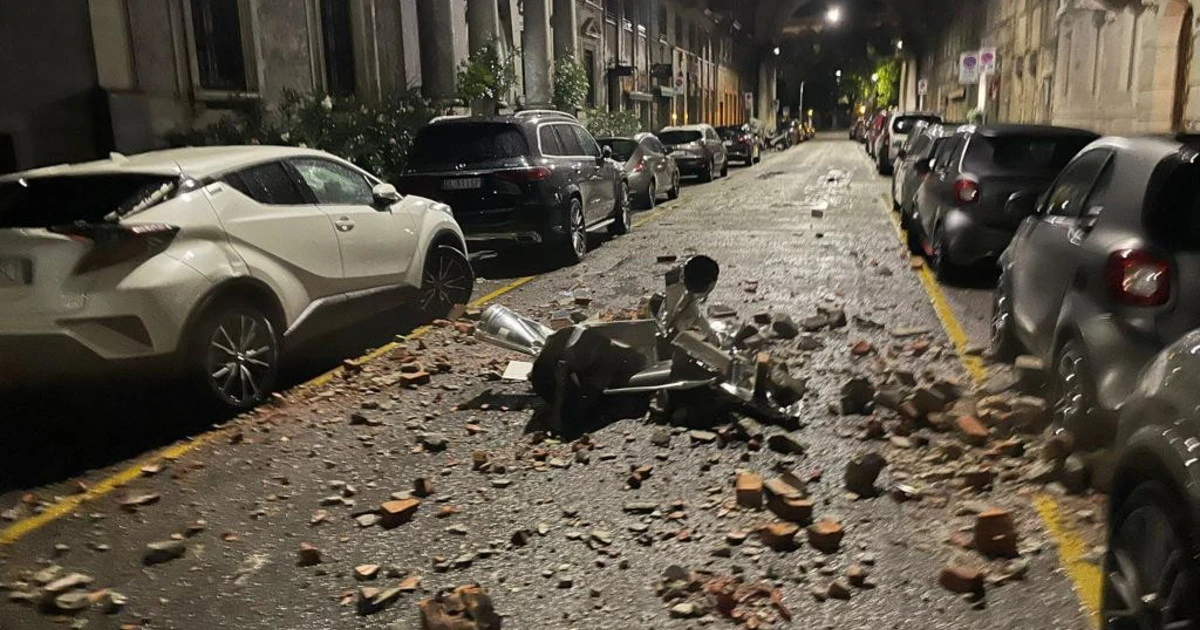 Milano devastata, pezzi di tetto in strada e locali devastati: le immagini di piazza Duse