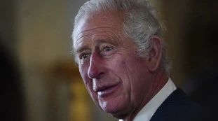 Re Carlo, "togli quella mano dalla spalla": chi ha brutalizzato il Sovrano