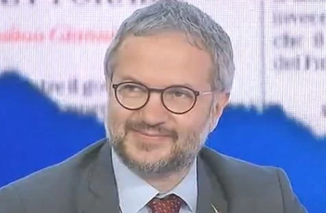 L'aria che tira, scontro fra Claudio Borghi e Francesco Boccia sul Def: "E' vincolante", "va abolito"
