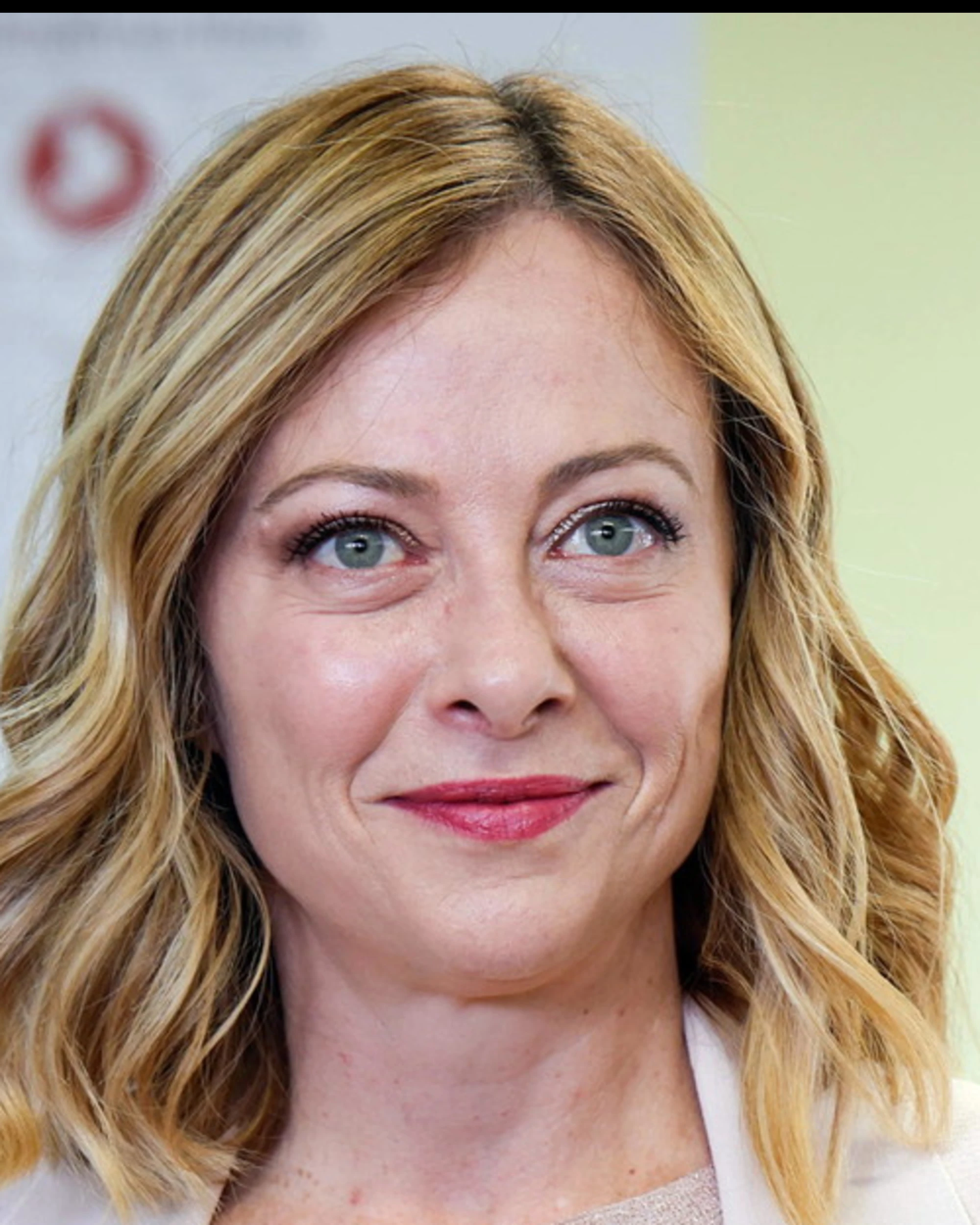 Meloni e Schlein si incontrano sullo stesso aereo: i temi del faccia a faccia