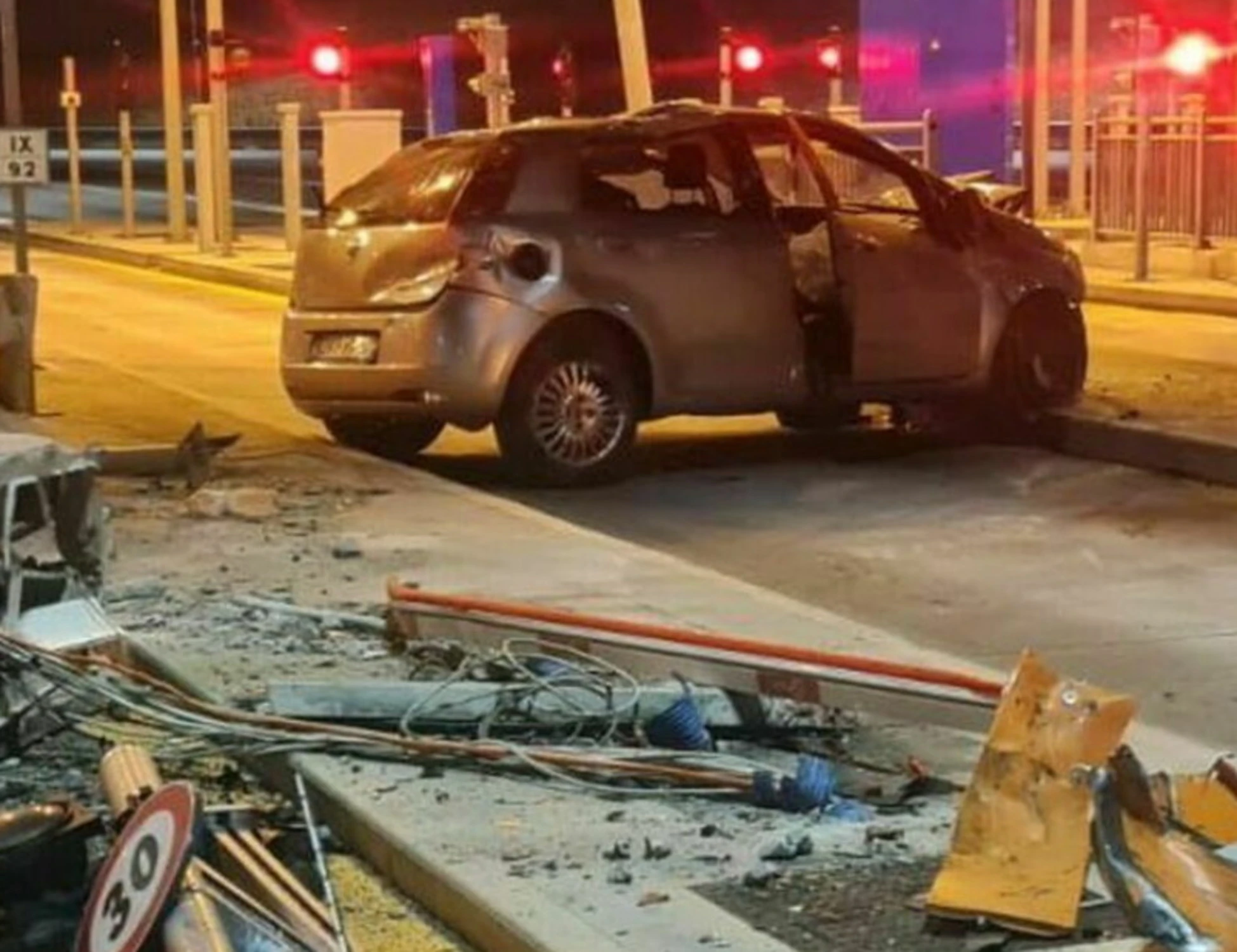 A27, piomba sul casello a tutta velocità: ipotesi colpo di sonno