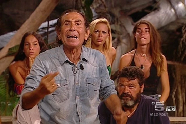 Isola dei famosi, Giucas Casella deve abbandonare il reality: il mistero sulla sua salute