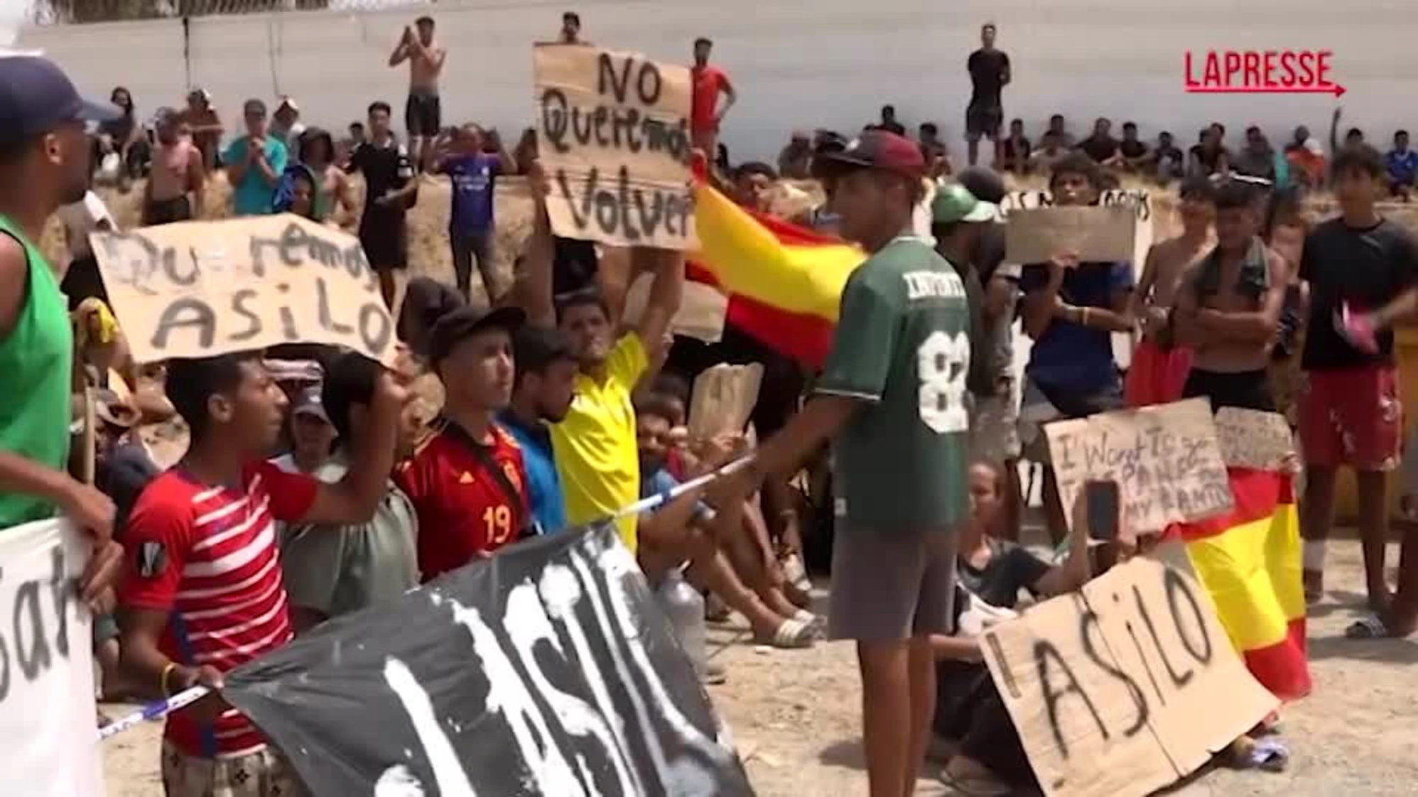 Ceuta, decine di persone in protesta: "Viva la Spagna, vogliamo asilo"